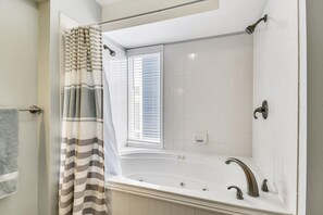 House, 6 Bedrooms | Bathroom | Towels - Ocean Blue 804 South Ocean Drive by Long & Foster (Bethany Beach)