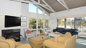 House, 4 Bedrooms | Living room