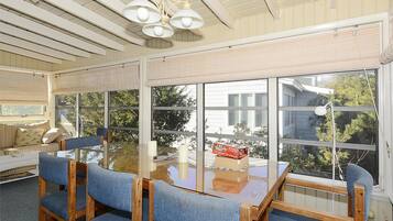 House, 4 Bedrooms | In-room dining