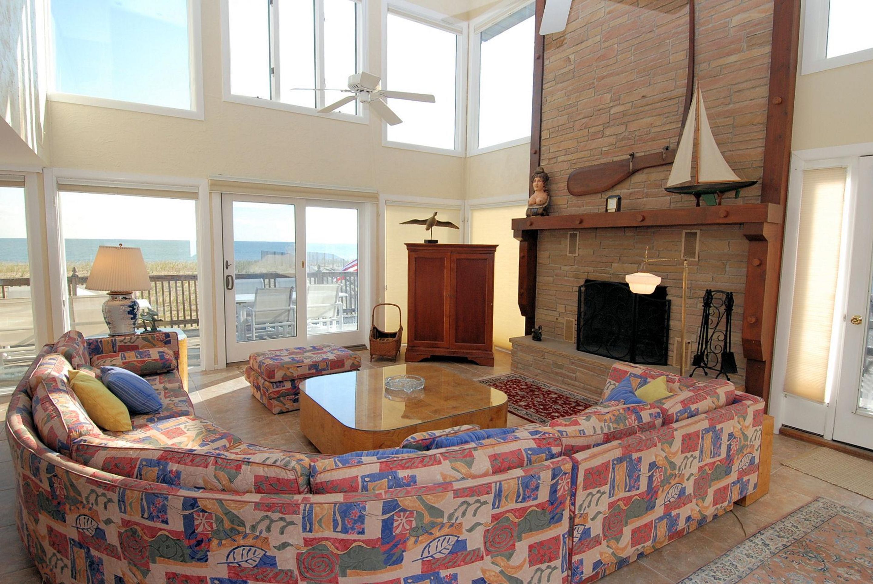 House, 5 Bedrooms | Living room