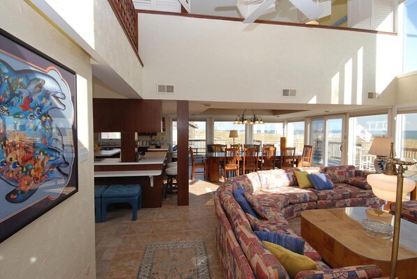 House, 5 Bedrooms | Living room