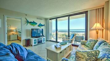 Condo, 3 Bedrooms | Living room