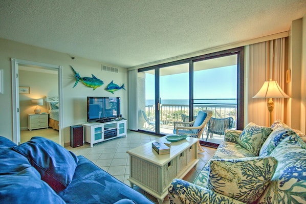 Condo, 3 Bedrooms | Living room