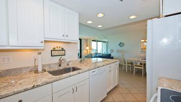 Condo, 3 Bedrooms | Private kitchen