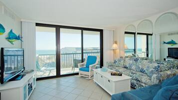 Condo, 3 Bedrooms | Living room