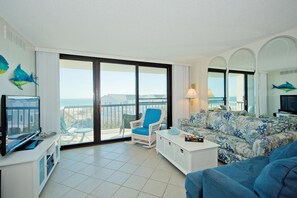 Condo, 3 Bedrooms | Living room