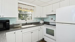 House, 5 Bedrooms | Private kitchen