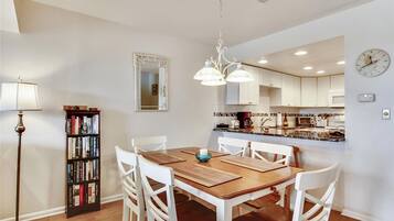 Townhouse, 4 kamar tidur | Tempat makan