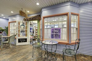 Casa de ciudad, 2 habitaciones | Tienda de regalos