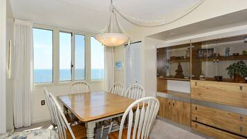 Townhome, 2 Bedrooms | Dining