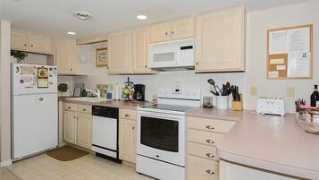 Townhome, 3 Bedrooms | Private kitchen