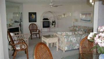 House, 5 Bedrooms | Living room