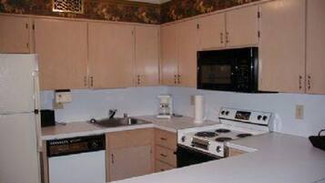 House, 5 Bedrooms | Private kitchen