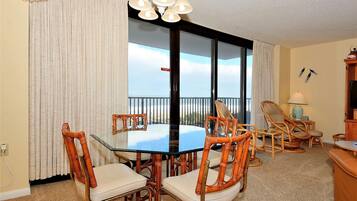Condo, 2 Bedrooms | Dining