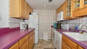 Condo, 2 Bedrooms | Private kitchen