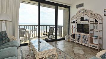 Condo, 2 Bedrooms | Living room