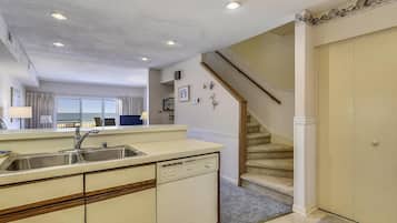 Condo, 3 Bedrooms | Private kitchen
