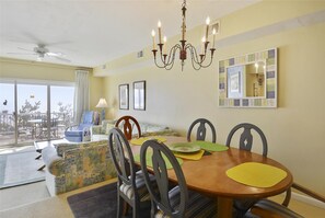 Townhome, 3 Bedrooms | Dapur peribadi | Peti sejuk 