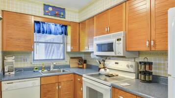 Townhome, 2 Bedrooms | Private kitchen