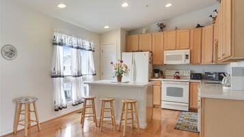 Townhome, 5 Bedrooms | Private kitchen