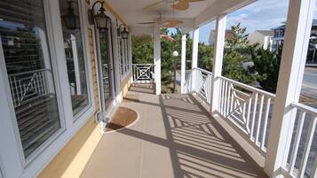 House, 6 Bedrooms | Balcony