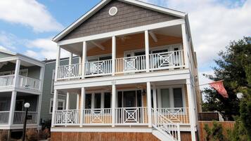 House, 6 Bedrooms | Exterior