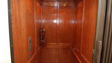 House, 6 Bedrooms | Bathroom | Towels