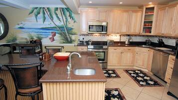 House, 6 Bedrooms | Private kitchen