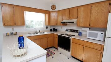 House, 4 Bedrooms | Private kitchen