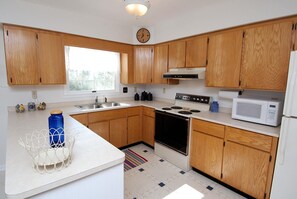 House, 4 Bedrooms | Private kitchen