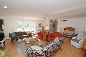 House, 4 Bedrooms | Living room - The Cottage 4 S.seventh St. SB by Long & Foster (Bethany Beach)