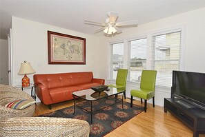 House, 6 Bedrooms | Living room