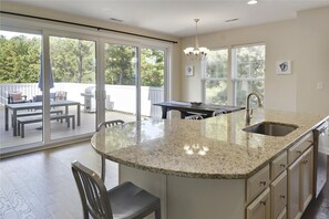 House, 4 Bedrooms | Private kitchen