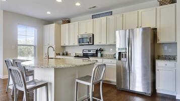 House, 4 Bedrooms | Private kitchen