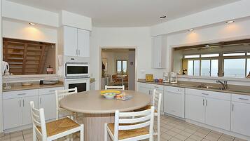 House, 5 Bedrooms | Private kitchen