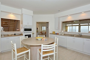 House, 5 Bedrooms | Private kitchen