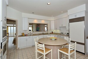 House, 5 Bedrooms | Private kitchen