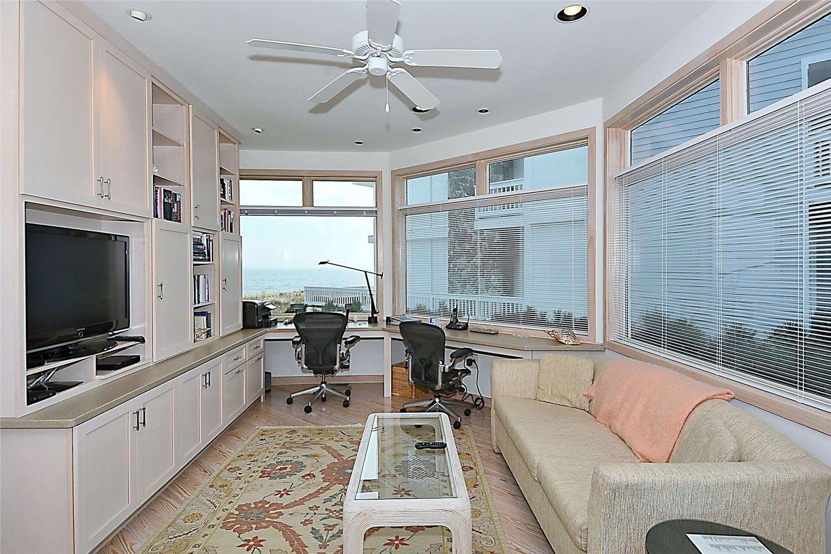 House, 5 Bedrooms | Living room