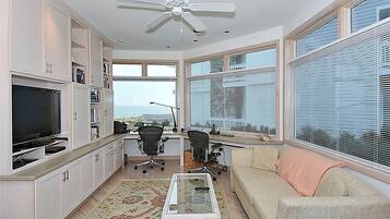 House, 5 Bedrooms | Living room