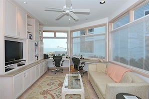 House, 5 Bedrooms | Living room