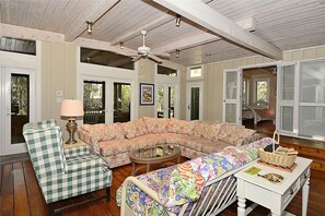 House, 4 Bedrooms | Living room