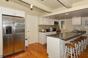 House, 4 Bedrooms | Private kitchen