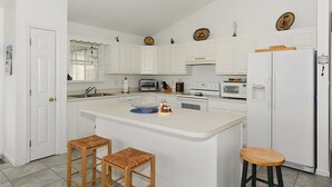 House, 3 Bedrooms | Private kitchen