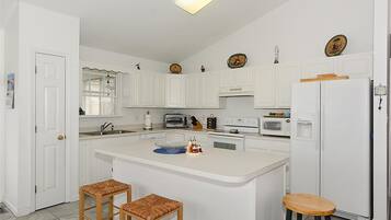 House, 3 Bedrooms | Private kitchen