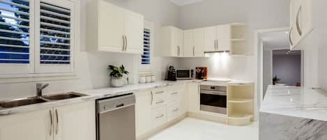 Maison Luxe | Cuisine privée | Grand réfrigérateur, micro-ondes, four, plaque de cuisson