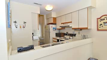 Condo, 2 Bedrooms | Private kitchen