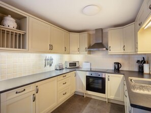 Fridge, oven, cookware/dishes/utensils, freezer