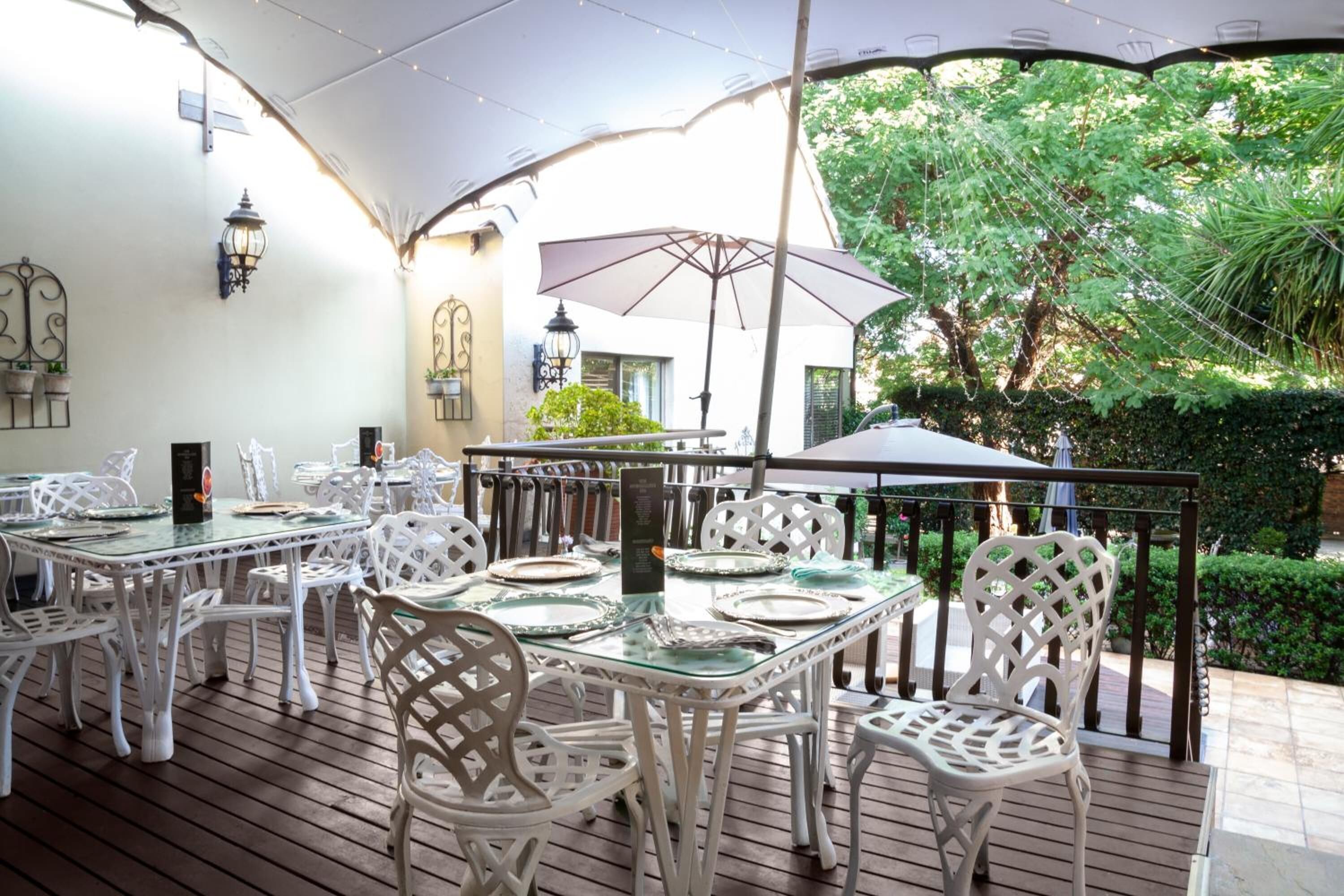 Se sirven desayunos, comidas, cenas y cocina local e internacional 