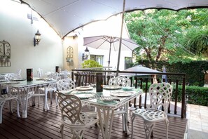 Déjeuner et dîner servis sur place, cuisine locale et internationale