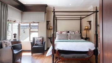 Suite presidencial | Minibar, caja de seguridad en la habitación y decoración personalizada